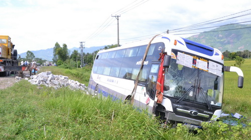 Hiện trường vụ tai nạn sau khi xe khách được kéo lên .